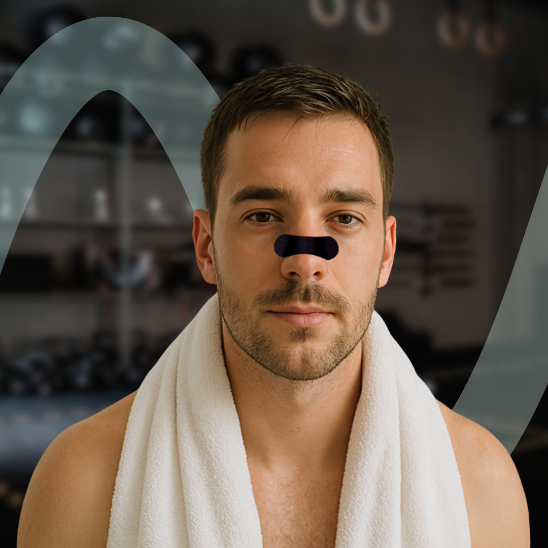 Hombre en gimnasio con Breathe Easy Strip aplicada en el puente nasal y toalla blanca al hombro
