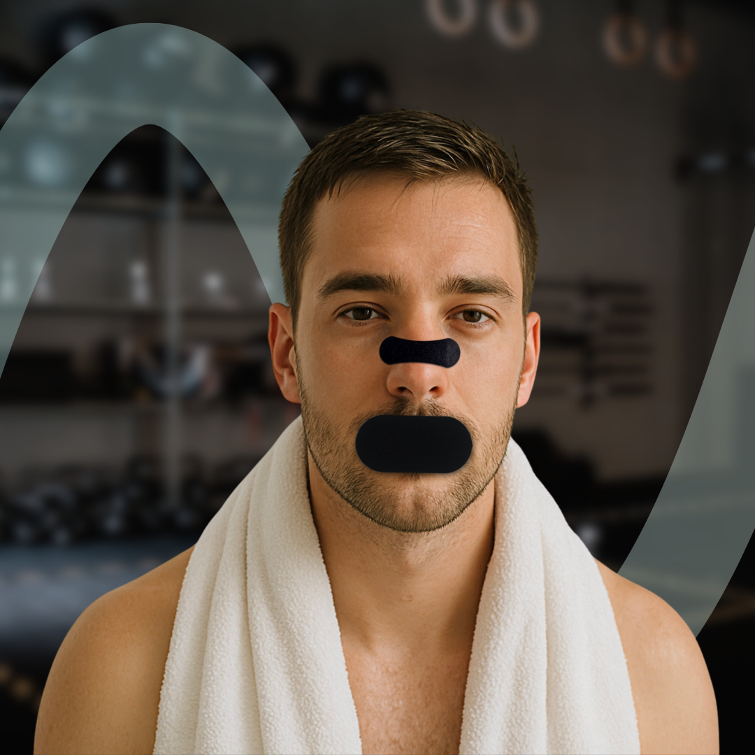 Hombre en gimnasio usando Deep Sleep Tape en los labios y Breathe Easy Strip en el puente nasal simultáneamente