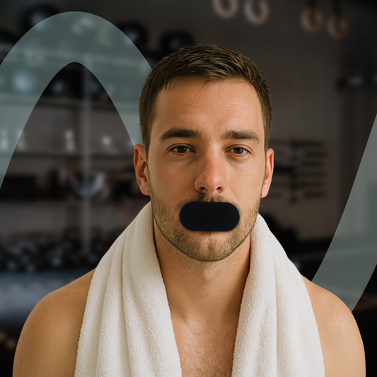 Hombre en gimnasio con Deep Sleep Tape aplicado sobre los labios y toalla blanca al hombro